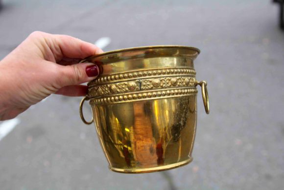 Удивительной красоты латунное кашпо с двумя кольцами для подвешивания! 