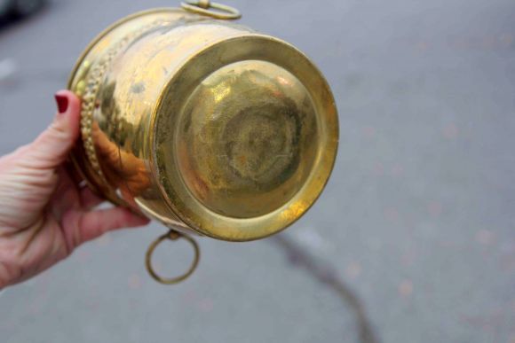 Удивительной красоты латунное кашпо с двумя кольцами для подвешивания! 