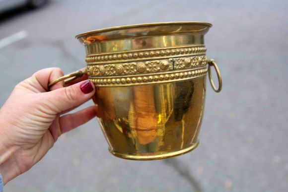 Удивительной красоты латунное кашпо с двумя кольцами для подвешивания! 