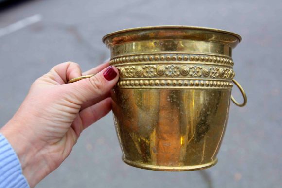 Удивительной красоты латунное кашпо с двумя кольцами для подвешивания! 