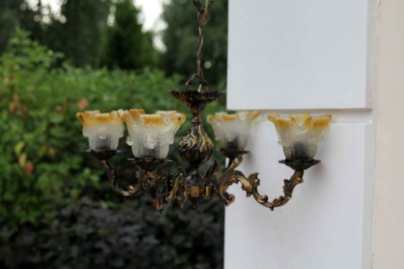 Латунная люстра с винтажными стеклянными колпаками