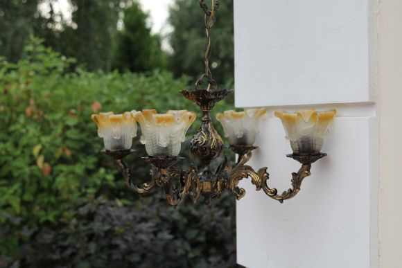 Латунная люстра с винтажными стеклянными колпаками