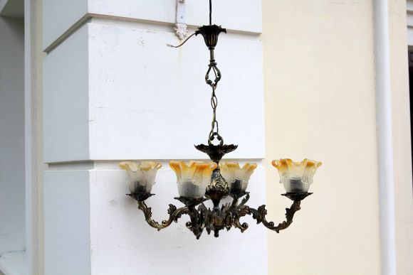 Латунная люстра с винтажными стеклянными колпаками