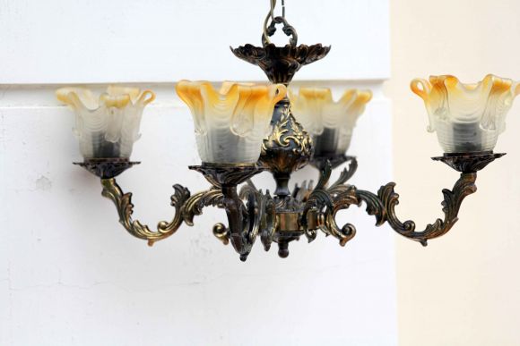 Латунная люстра с винтажными стеклянными колпаками