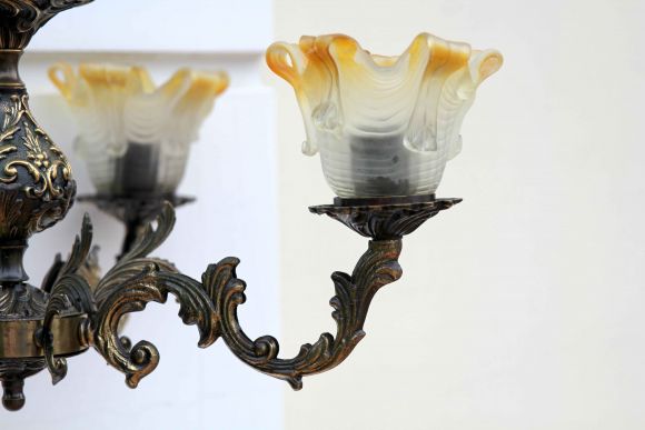 Латунная люстра с винтажными стеклянными колпаками