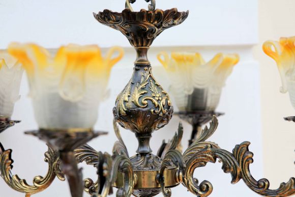 Латунная люстра с винтажными стеклянными колпаками