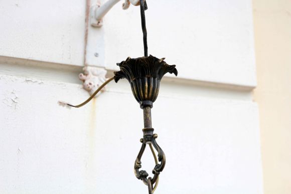 Латунная люстра с винтажными стеклянными колпаками