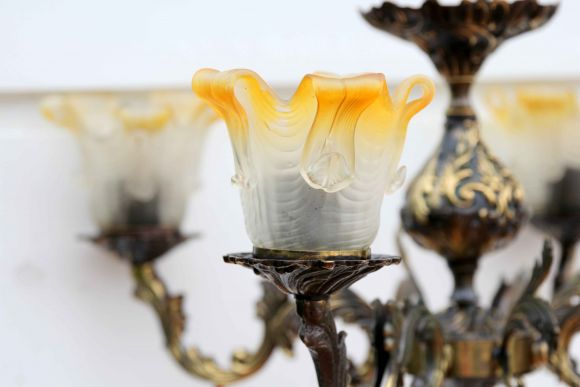 Латунная люстра с винтажными стеклянными колпаками