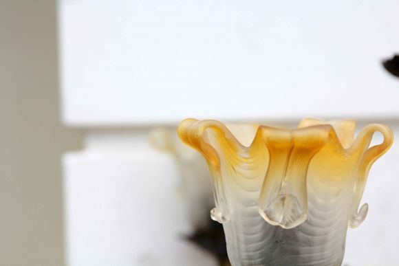 Латунная люстра с винтажными стеклянными колпаками