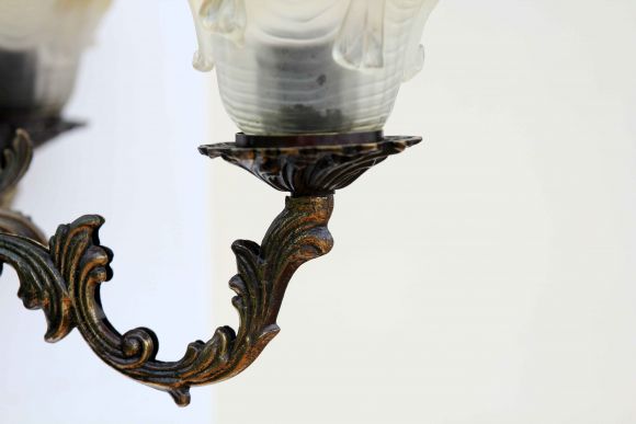 Латунная люстра с винтажными стеклянными колпаками