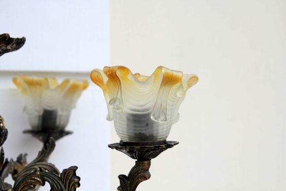 Латунная люстра с винтажными стеклянными колпаками