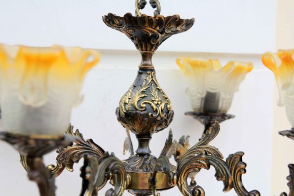 Латунная люстра с винтажными стеклянными колпаками