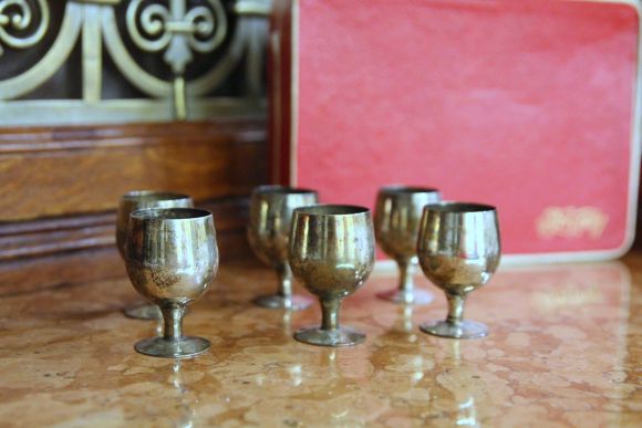 Старинные рюмочки в яркой красной коробке