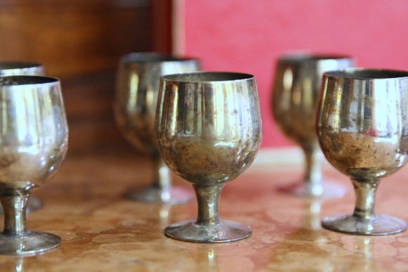 Старинные рюмочки в яркой красной коробке