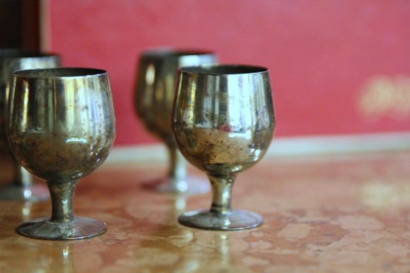 Старинные рюмочки в яркой красной коробке