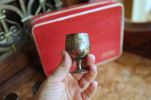 Старинные рюмочки в яркой красной коробке