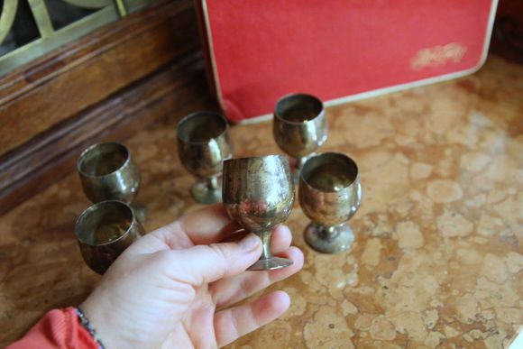 Старинные рюмочки в яркой красной коробке