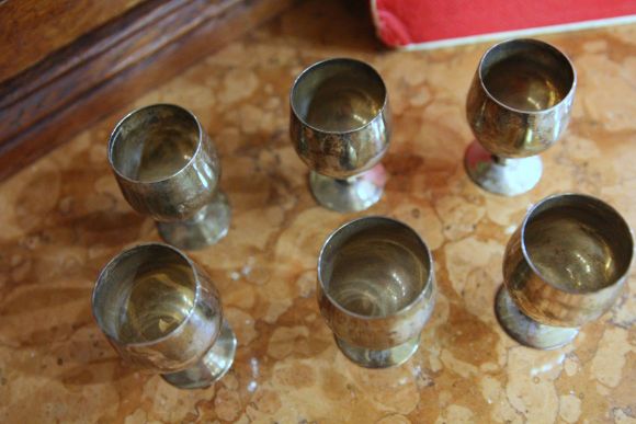 Старинные рюмочки в яркой красной коробке