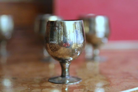 Старинные рюмочки в яркой красной коробке