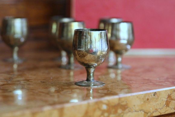 Старинные рюмочки в яркой красной коробке