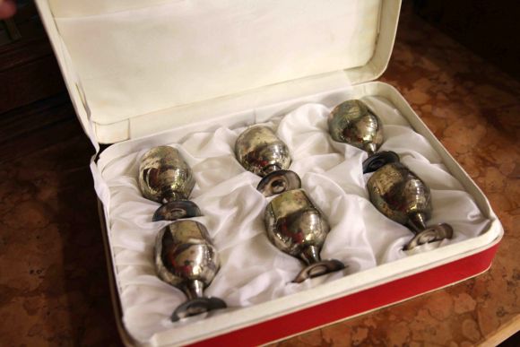 Старинные рюмочки в яркой красной коробке