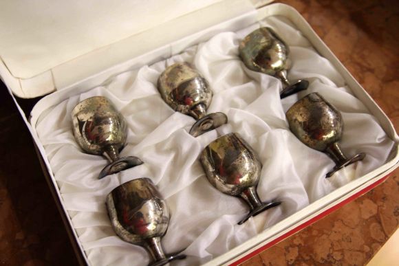 Старинные рюмочки в яркой красной коробке