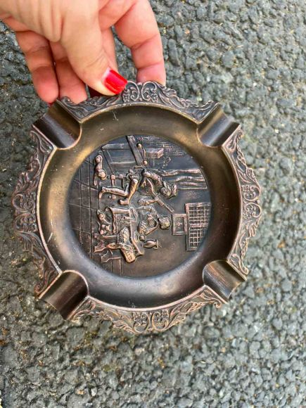 Пепельница с галантной сценой