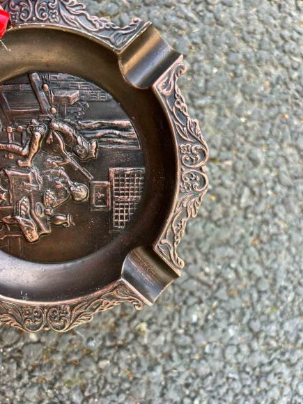 Пепельница с галантной сценой