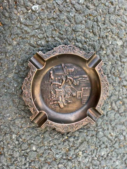 Пепельница с галантной сценой