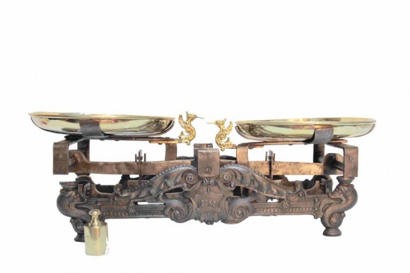 Старинные весы с двумя  латунными чашами. Клейма. Европа 20 век