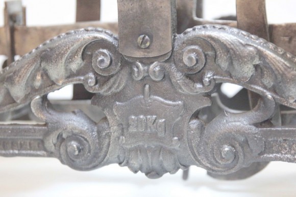 Старинные весы с двумя  латунными чашами. Клейма. Европа 20 век