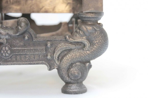 Старинные весы с двумя  латунными чашами. Клейма. Европа 20 век