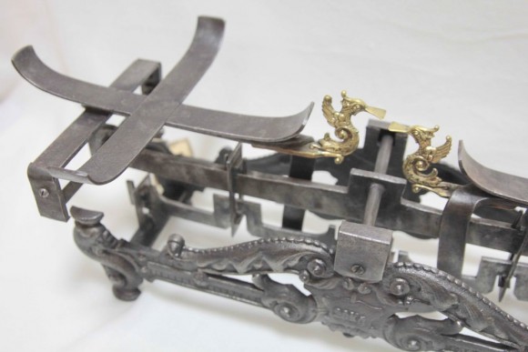 Старинные весы с двумя  латунными чашами. Клейма. Европа 20 век