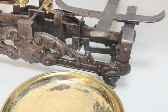 Старинные весы с двумя  латунными чашами. Клейма. Европа 20 век