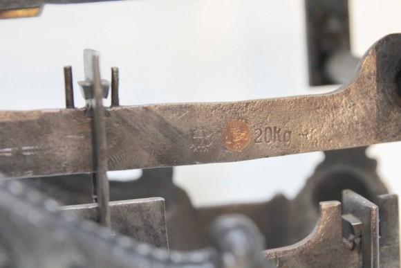 Старинные весы с двумя  латунными чашами. Клейма. Европа 20 век