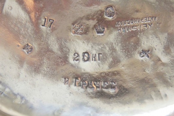 Старинные весы с двумя  латунными чашами. Клейма. Европа 20 век