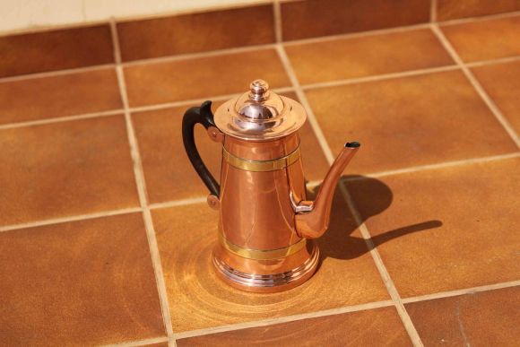 Очень нарядный, полированный старинный кофейник из меди