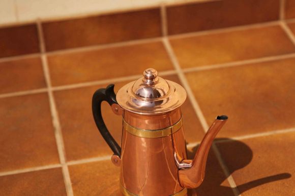 Очень нарядный, полированный старинный кофейник из меди