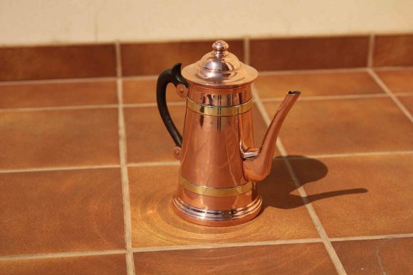 Очень нарядный, полированный старинный кофейник из меди