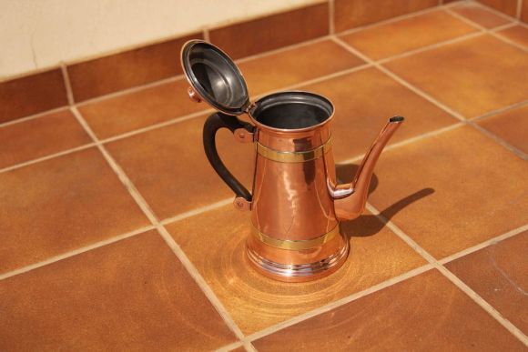 Очень нарядный, полированный старинный кофейник из меди
