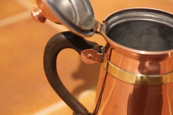 Очень нарядный, полированный старинный кофейник из меди