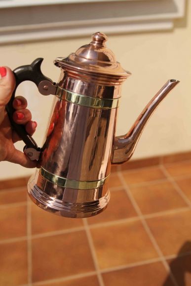Очень нарядный, полированный старинный кофейник из меди