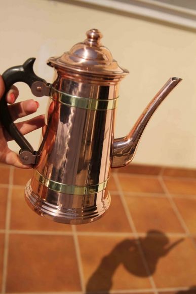 Очень нарядный, полированный старинный кофейник из меди