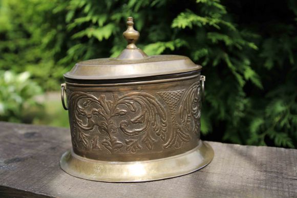 Латунная шкатулка с удобной крышкой в патине