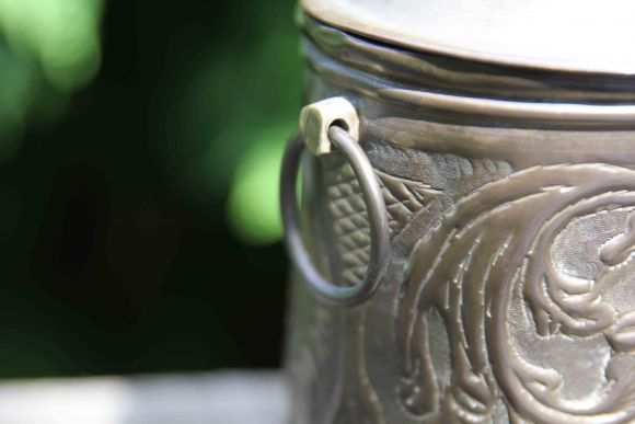 Латунная шкатулка с удобной крышкой в патине