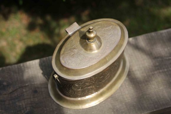 Латунная шкатулка с удобной крышкой в патине