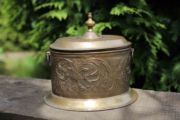 Латунная шкатулка с удобной крышкой в патине