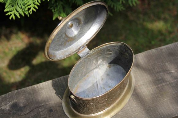 Латунная шкатулка с удобной крышкой в патине