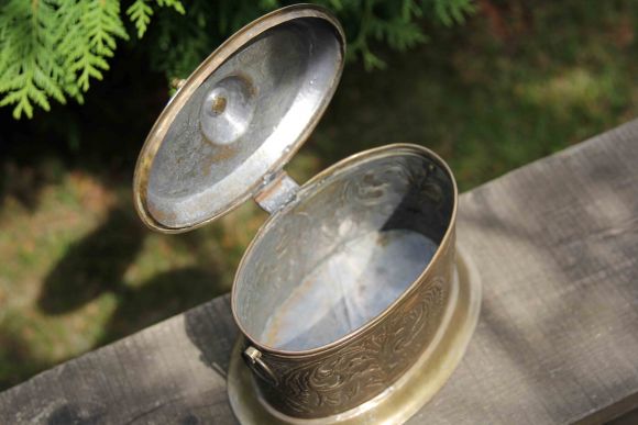 Латунная шкатулка с удобной крышкой в патине