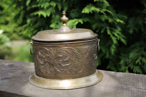 Латунная шкатулка с удобной крышкой в патине